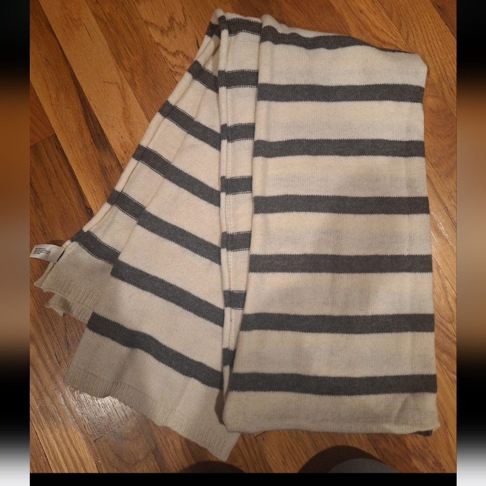 Womens GAP scarf (19" wide X 81" long)
